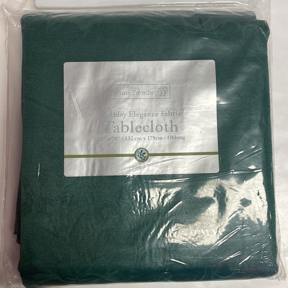 NIP HomeTrends tablecloths 1 red 1 green 52’x70’ - Picture 2 of 9